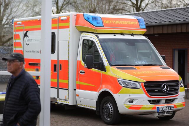 Ein Krankenwagen des Rettungsdienstes Kreis Coesfeld in der Auffahrt beim SV Herbern.