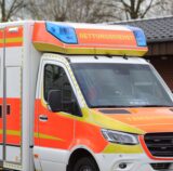 Ein Krankenwagen des Rettungsdienstes Kreis Coesfeld in der Auffahrt beim SV Herbern.
