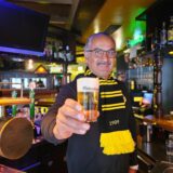 Omid Ghorbanazar betreibt die BVB-Kneipe Ratsschänke in der Nähe des Friedensplatzes.