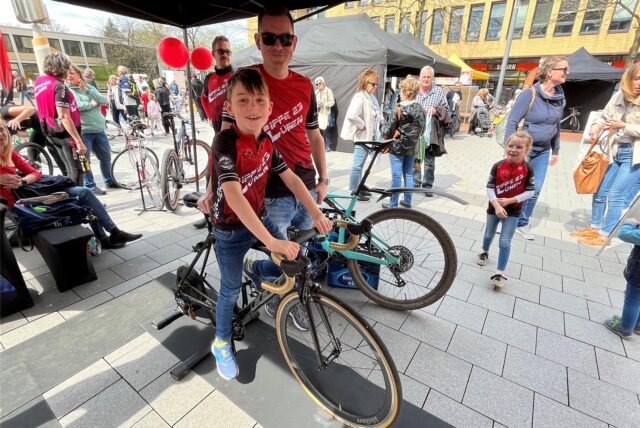 Ein Kind sitzt beim Drahtesel- und Frühlingsmarkt in Lünen auf einem Fahrrad.