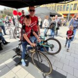 Ein Kind sitzt beim Drahtesel- und Frühlingsmarkt in Lünen auf einem Fahrrad.