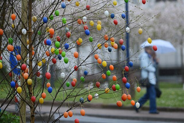 Bunte Ostereier bewegen sich am 14.04.2014 an einem Baum