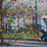 Bunte Ostereier bewegen sich am 14.04.2014 an einem Baum