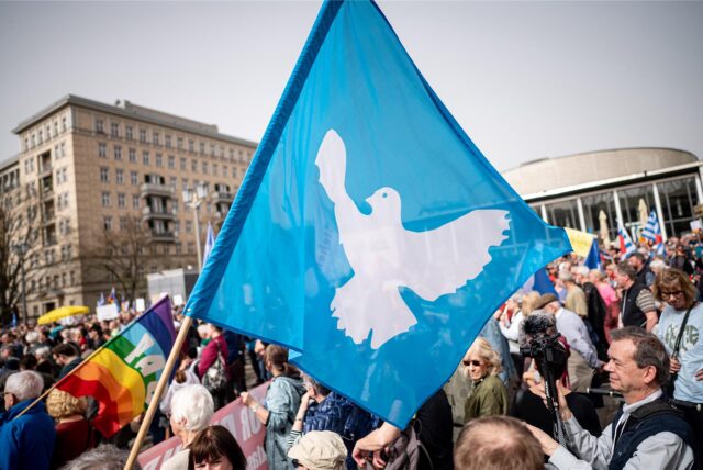 Eine Flagge mit der Friedenstaube ist auf dem traditionellen Ostermarsch 2024 zu sehen. (Symbolbild)