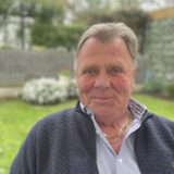 Heinz Kohlmann sitzt auf der Terrasse in seinem Garten in Lütgendortmund.