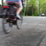 Eine Radfahrerin fährt auf dem Fahrradstreifen am Rand der Morgenstraße in Unna in Richtung Indupark.