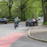 Um Altglas am Container neben der Morgenstraße abzugeben, parkt dieser Autofahrer wie selbstverständlich auf dem Angebotsstreifen für Radfahrer, die um den Wagen herumfahren müssen.