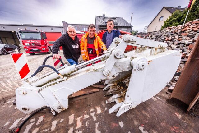 Uwe Kisker, Andreas Küchler und Franz-Josef Kitowski mit der abgebauten Schaufel des Bagger-Denkmals auf dem Gelände der Firma Küchler in Bövinghausen.