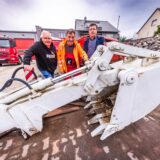 Uwe Kisker, Andreas Küchler und Franz-Josef Kitowski mit der abgebauten Schaufel des Bagger-Denkmals auf dem Gelände der Firma Küchler in Bövinghausen.