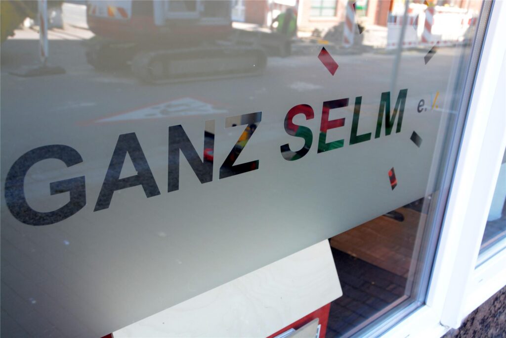 Ein Schild in einer Tür weist auf den Verein 
