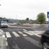 Die Fußgängerüberwege am neuen Kreisverkehr sind unübersehbar markiert und ausgeschildert. Eine Radverkehrsanlage dagegen fehlt; laut Stadt ist das Mitrollen durch den Kreisel auf der Autofahrbahn die sicherste Lösung.