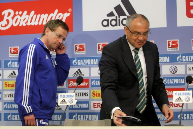 Fußball Bundesliga 29. Spieltag: FC Schalke 04 – VfL Wolfsburg am Samstag (09.04.2011) in der Veltins-Arena in Gelsenkirchen. Wolfsburgs Trainer Felix Magath (r) und Schalkes Trainer Ralf Rangnick begegnen sich auf der Pressekonferenz. Foto: Rolf Vennenbernd dpa/lnw (