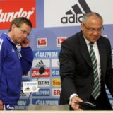 Fußball Bundesliga 29. Spieltag: FC Schalke 04 – VfL Wolfsburg am Samstag (09.04.2011) in der Veltins-Arena in Gelsenkirchen. Wolfsburgs Trainer Felix Magath (r) und Schalkes Trainer Ralf Rangnick begegnen sich auf der Pressekonferenz. Foto: Rolf Vennenbernd dpa/lnw (
