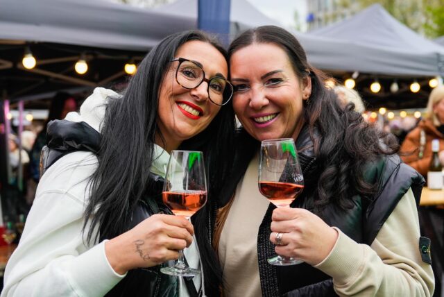 Menschen verbringen Zeit auf dem Dortmunder Feierabendmarkt.