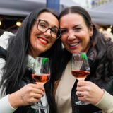 Menschen verbringen Zeit auf dem Dortmunder Feierabendmarkt.