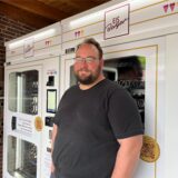 Julius Freisendorf vor den Automaten.