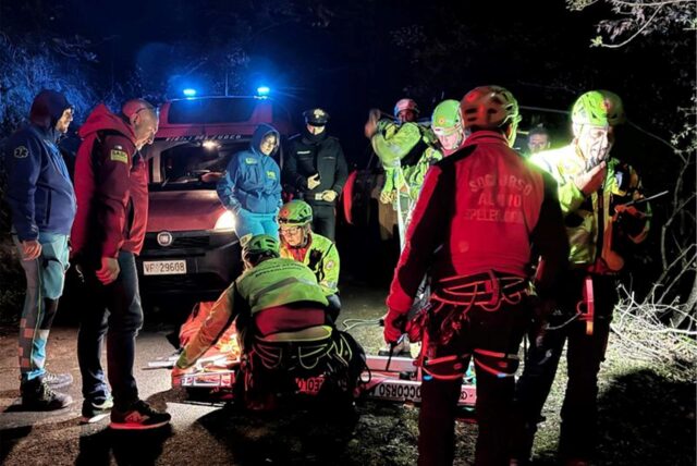 Rettungskräfte arbeiten an der Stelle, an der eine Seilbahn mit Touristen südlich von Neapel abgestürzt ist, nachdem das Seil gerissen war.