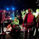Rettungskräfte arbeiten an der Stelle, an der eine Seilbahn mit Touristen südlich von Neapel abgestürzt ist, nachdem das Seil gerissen war.