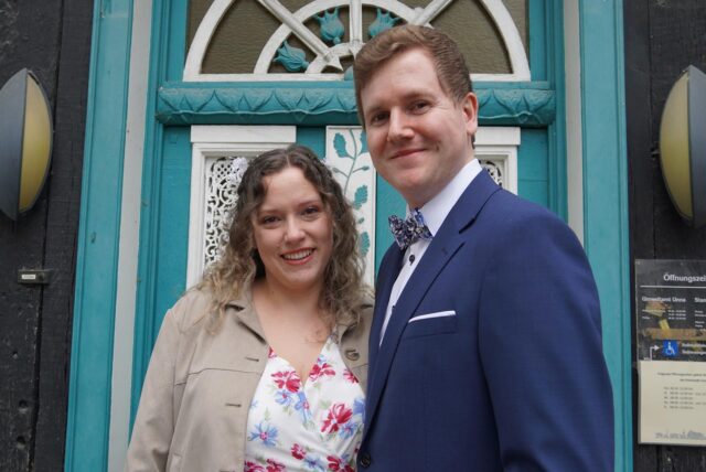 Sandrine, geborene Staender, und Marc Wegener aus Lüdinghausen bei ihrer Hochzeit am 17. April 2025 vor dem Standesamt Unna.