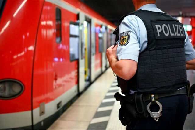 Ein Bundespolizist steht am Hauptbahnhof München an einer S-Bahn.