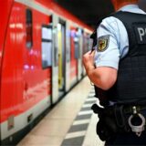 Ein Bundespolizist steht am Hauptbahnhof München an einer S-Bahn.