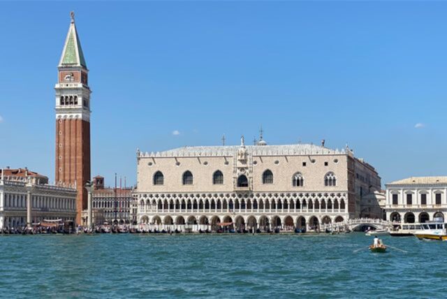 Erhabene Ansicht: Venedigs Dogenpalast und der Campanile.