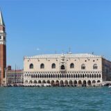 Erhabene Ansicht: Venedigs Dogenpalast und der Campanile.