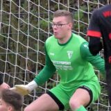 Henrik Pollak, Torwart vom Werner SC, reagiert auf einen Torschuss. Colin Lachowicz und Zoran Martinovic helfen defensiv mit.