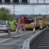 Zwei Feuerwehr-Fahrzeuge parken auf dem Seitenstreifen der A1 in Höhe Unna. Hier hat sich an Karfreitag (18.4.) ein Verkehrsunfall ereignet.
