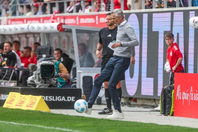 Schalke-Trainer Kees van Wonderen kann immer noch gut mit dem Ball umgehen.