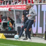 Schalke-Trainer Kees van Wonderen kann immer noch gut mit dem Ball umgehen.
