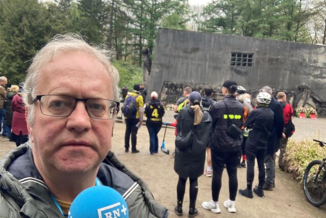 Kundgebungsteilnehmer betrachten die niedergelegten Kränze am Mahnmal für die NS-Opfer in der Bittermark.