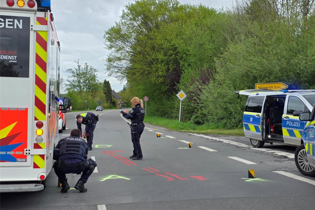 olizisten bei der Aufnahme des Unfalls in Unna-Billmerich an Karfreitag (18.4.25). olizisten bei der Aufnahme des Unfalls in Unna-Billmerich an Karfreitag (18.4.25).