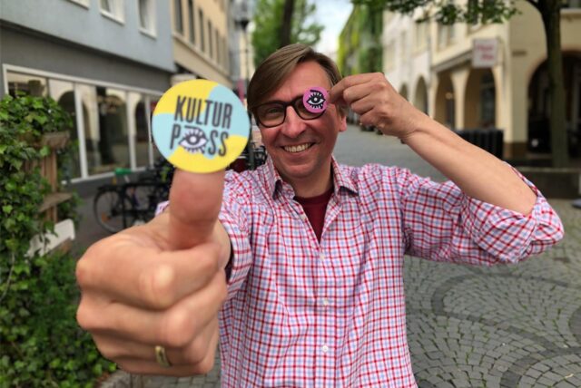 Der Grünen-Politiker Michael Sacher steht auf der Wasserstraße in Unna.