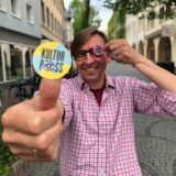 Der Grünen-Politiker Michael Sacher steht auf der Wasserstraße in Unna.