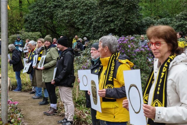 Erinnerungsgegenstände an die Opfer der Karfreitagsmorde zeigten Teilnehmer der Gedenkveranstaltung in der Bittermark.