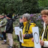 Erinnerungsgegenstände an die Opfer der Karfreitagsmorde zeigten Teilnehmer der Gedenkveranstaltung in der Bittermark.
