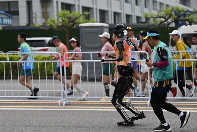 Der humanoide Roboter „Tian Gong“ läuft mit einem Mitarbeiter einen Halbmarathon. In Peking sind humanoide Roboter bei einem Halbmarathon gegen Menschen angetreten.