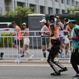 Der humanoide Roboter „Tian Gong“ läuft mit einem Mitarbeiter einen Halbmarathon. In Peking sind humanoide Roboter bei einem Halbmarathon gegen Menschen angetreten.