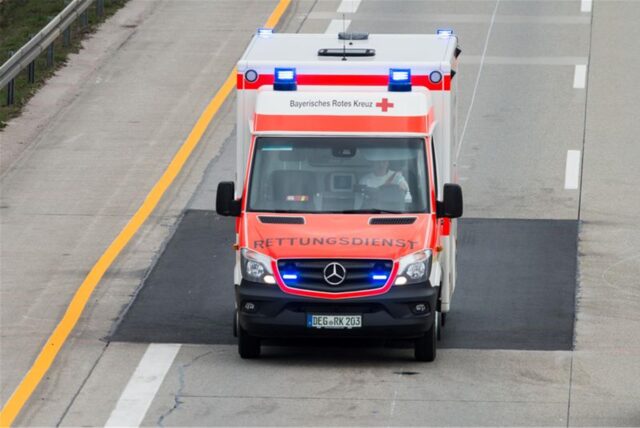 Ein Krankenwagen fährt über die Autobahn.