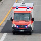 Ein Krankenwagen fährt über die Autobahn.