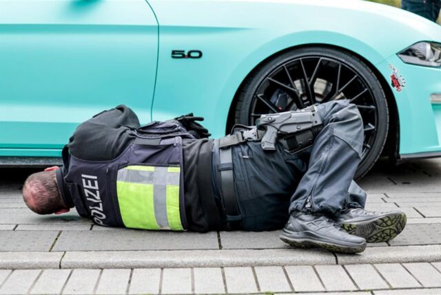 Polizeibeamte überprüfen am «Car-Freitag» ein Fahrzeug auf dem Corneliusplatz.