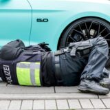 Polizeibeamte überprüfen am «Car-Freitag» ein Fahrzeug auf dem Corneliusplatz.