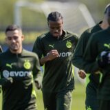 Carney Chukwuemeka läuft im Training und schaut zu Boden.