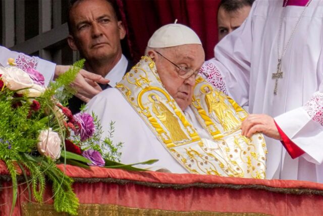 Papst Franziskus erscheint in der zentralen Loge des Petersdoms,