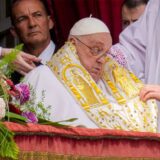Papst Franziskus erscheint in der zentralen Loge des Petersdoms,