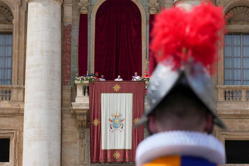 Papst Franziskus erscheint in der zentralen Loge des Petersdoms. Papst Franziskus erscheint in der zentralen Loge des Petersdoms.