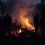 Ein Osterfeuer leuchtet bei Dunkelheit in Langschede