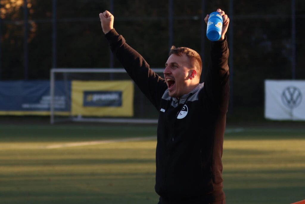 Kann gut mit den jungen Spielern beim SuS Kaiserau II: Trainer Marc-Simon Stender. Kann gut mit den jungen Spielern beim SuS Kaiserau II: Trainer Marc-Simon Stender.