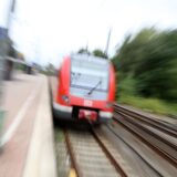 Ein S-Bahnzug steht im S-Bahnhof Unna West.